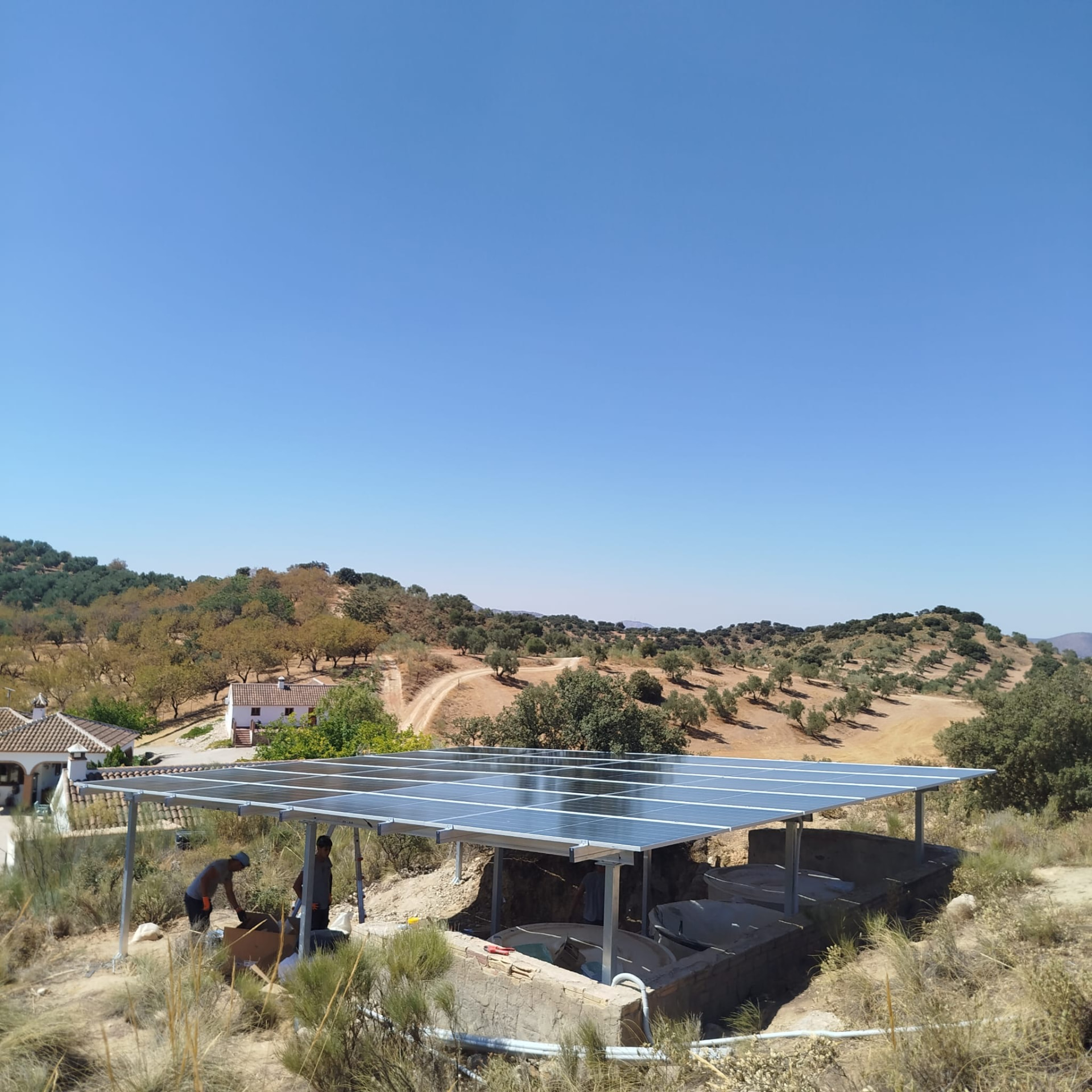 Bouwvoortgang van de off-grid zonne-installatie op maat in Loja, foto 4