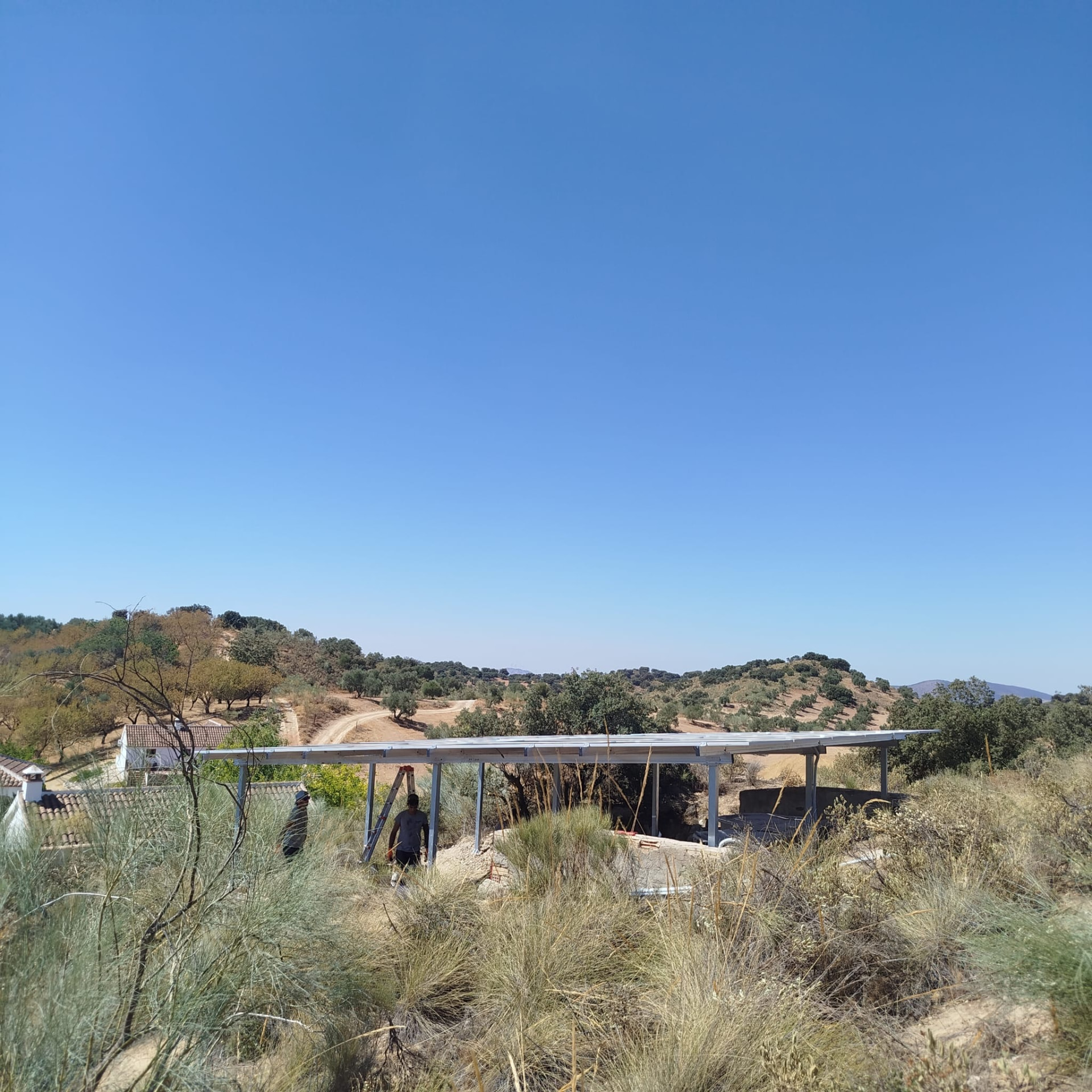 Bouwvoortgang van de off-grid zonne-installatie op maat in Loja, foto 6