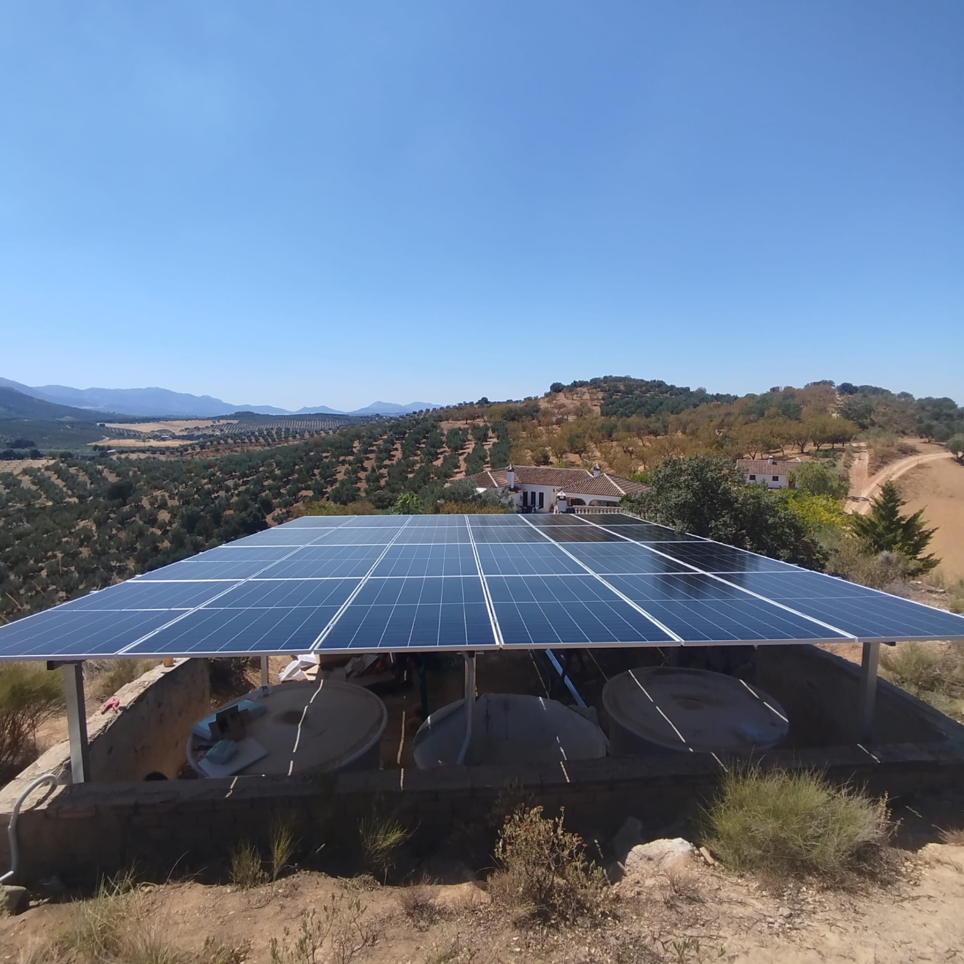 Bouwvoortgang van de off-grid zonne-installatie op maat in Loja, foto 1