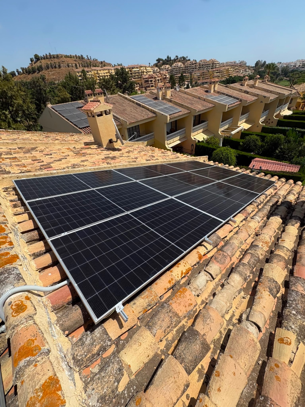Placas solares en tejado de teja en Marbella