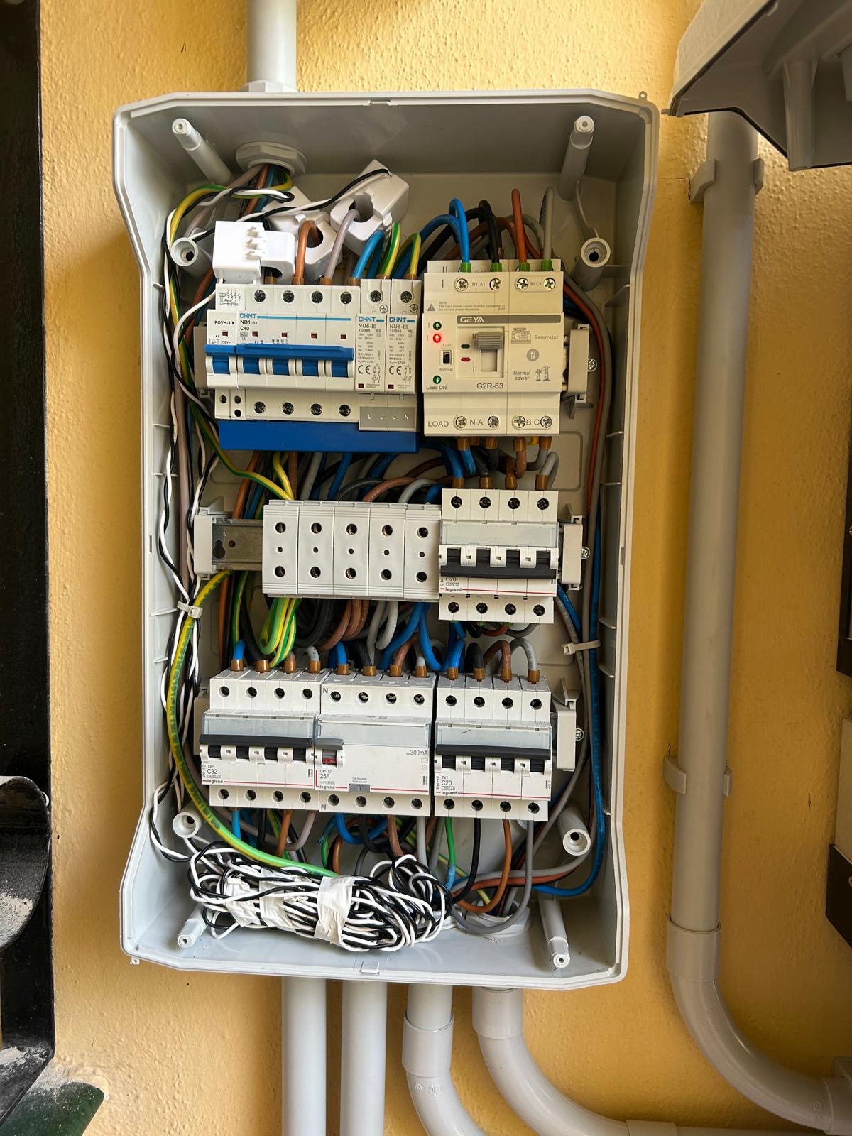 Cuadro eléctrico de una instalación solar en Marbella