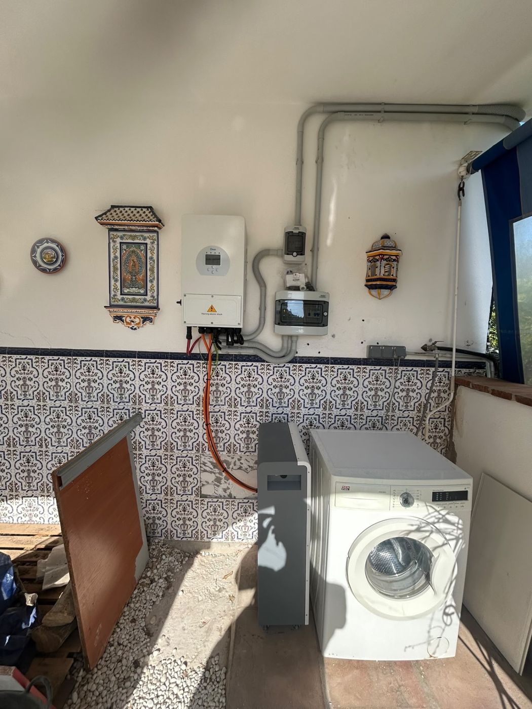 Deye 6 kW inverter on the wall and 16 kWh MTS battery on the floor in the service area of the Coín home