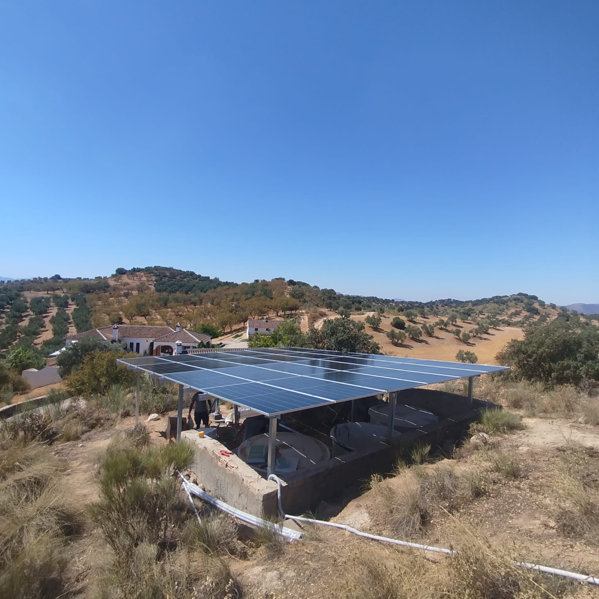 Bouwvoortgang van de off-grid zonne-installatie op maat in Loja, foto 3