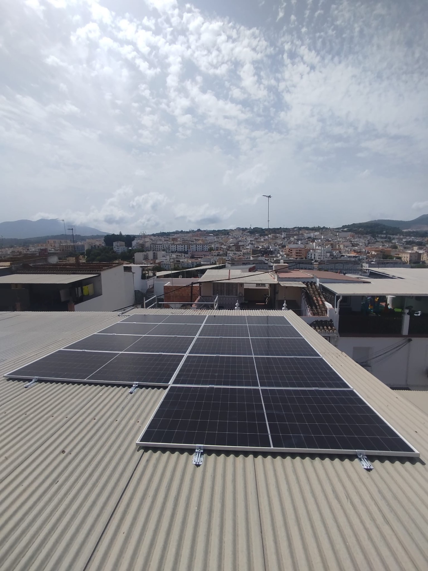 Zonnepanelen op een metalen dak met dorpszicht