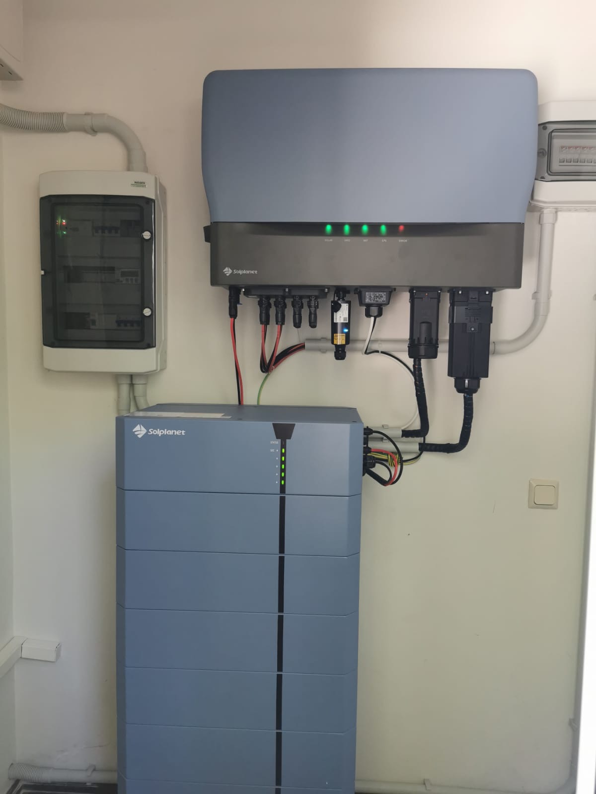 Solplanet omvormer met stapelbare batterij