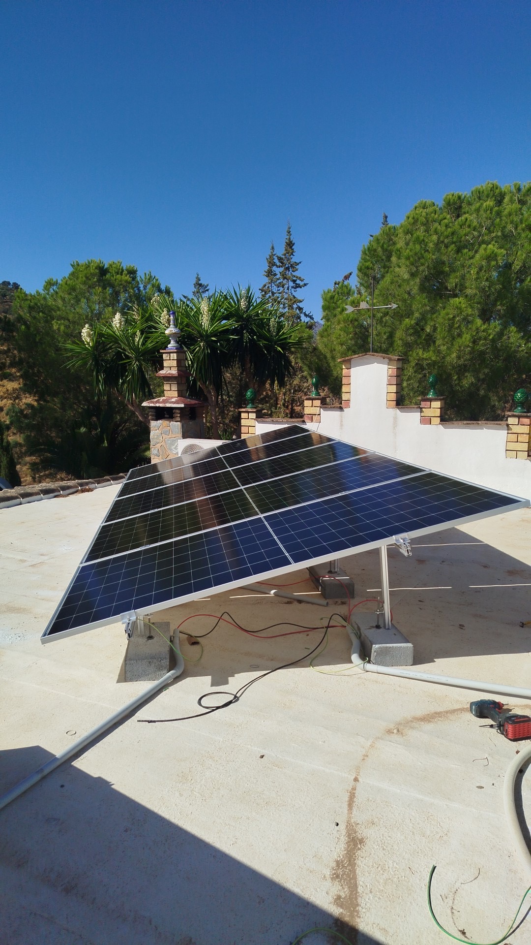Cuadro eléctrico con protecciones de una instalación solar