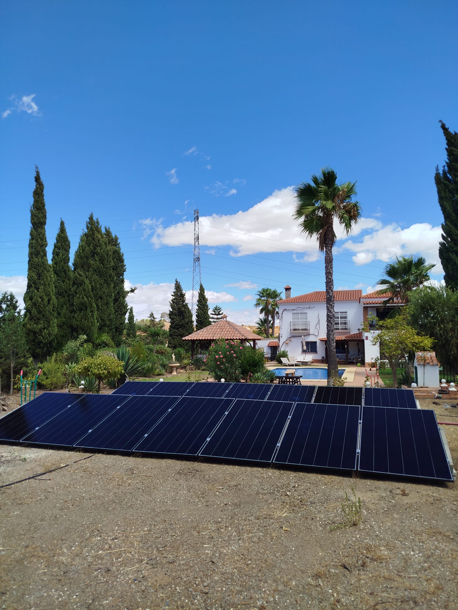 Inversor Solplanet instalado en una pared exterior
