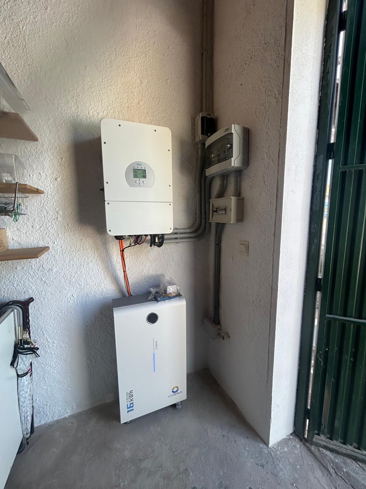 Cuarto técnico con inversor híbrido y batería