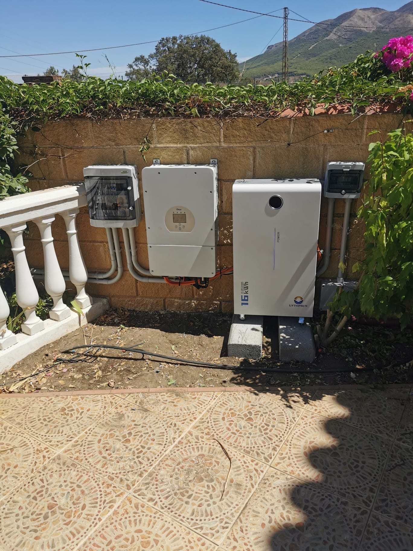 Batería LVTOPSUN de 16 kWh junto a un inversor híbrido Deye en una vivienda de Málaga