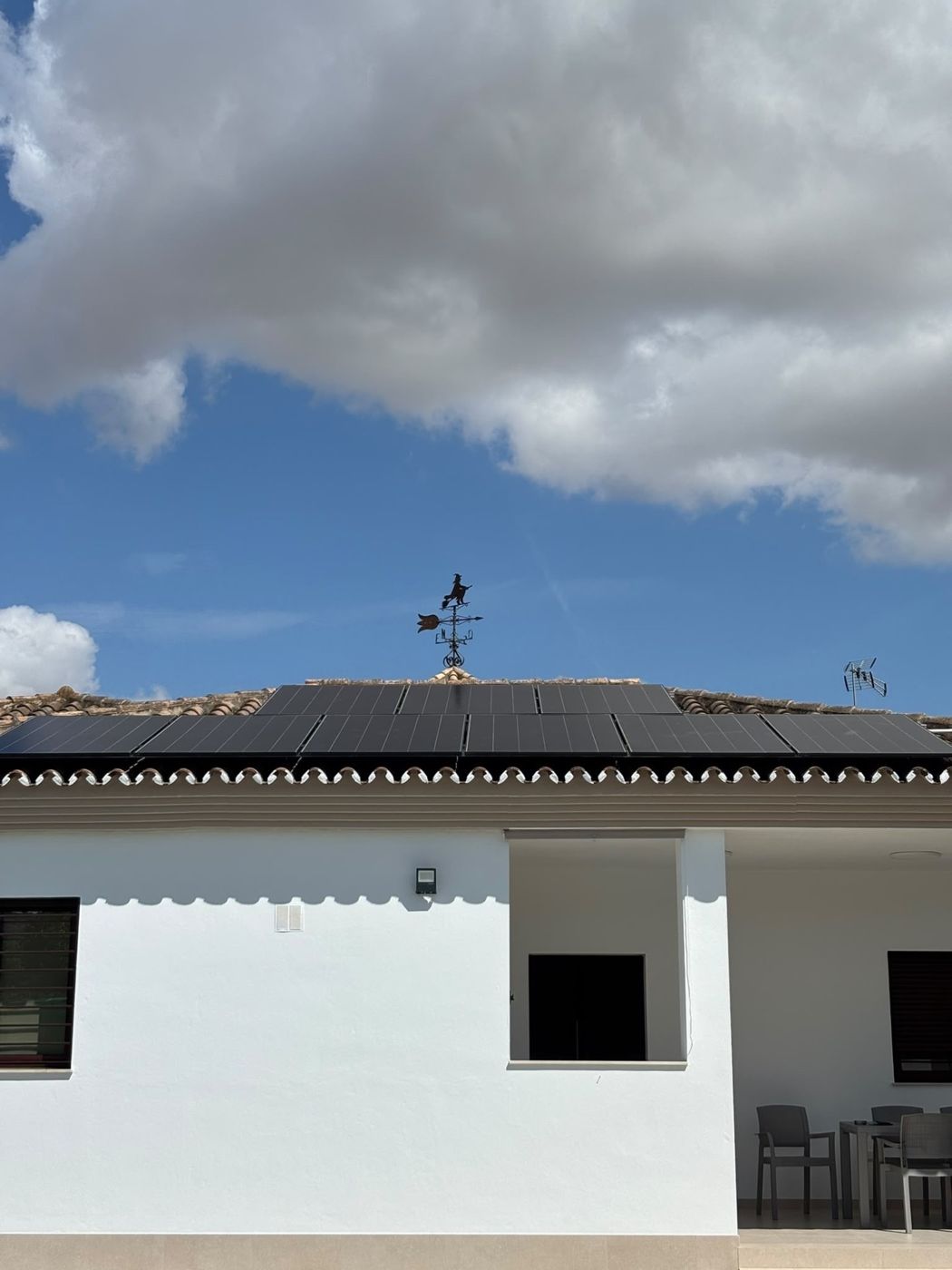 12 AIKO 540 Wp panels aligned on the tiled roof of the home in Coín