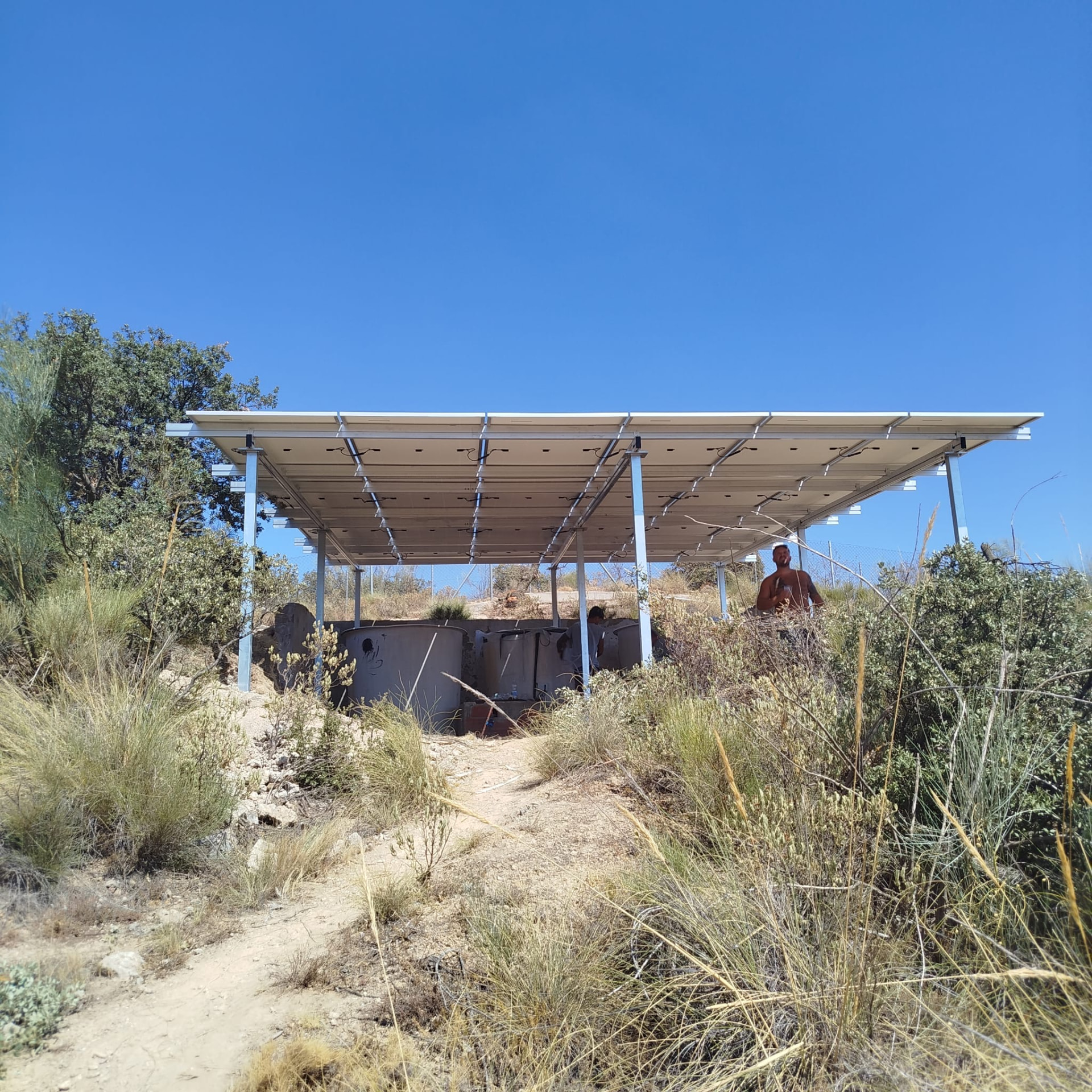 Bouwvoortgang van de off-grid zonne-installatie op maat in Loja, foto 5