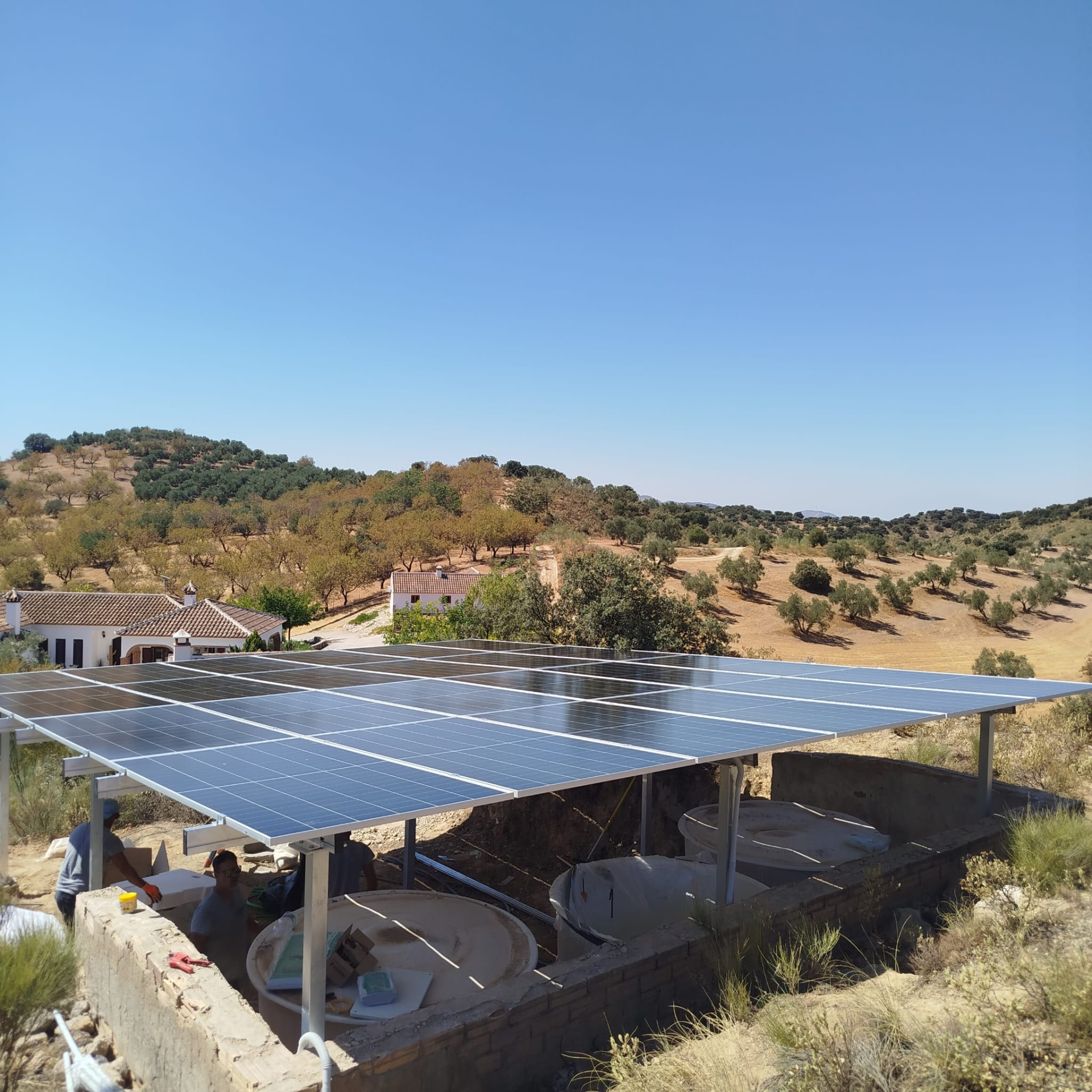 Bouwvoortgang van de off-grid zonne-installatie op maat in Loja, foto 2