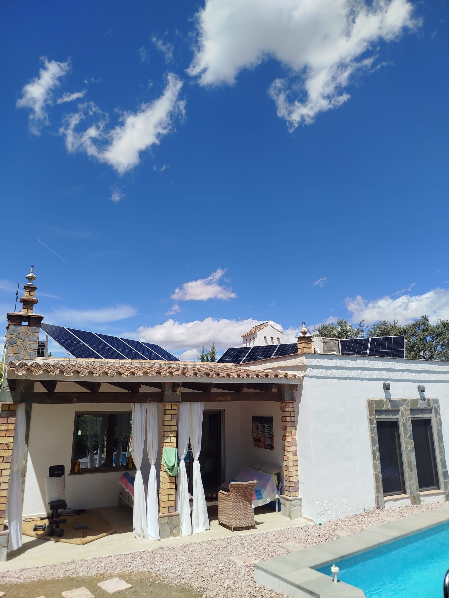 Placas solares en villa con piscina en Marbella