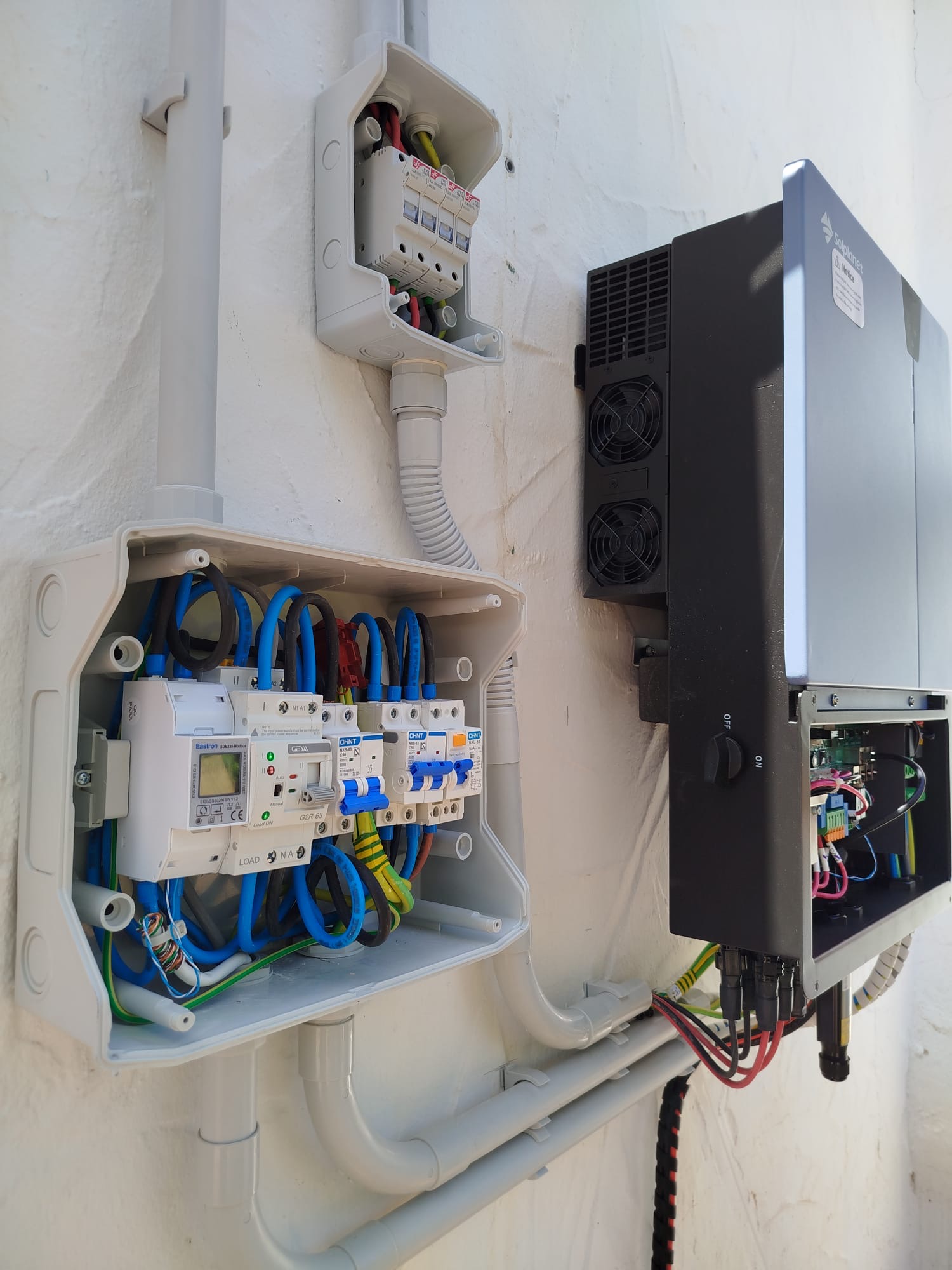 Solplanet omvormer met beveiligingskast