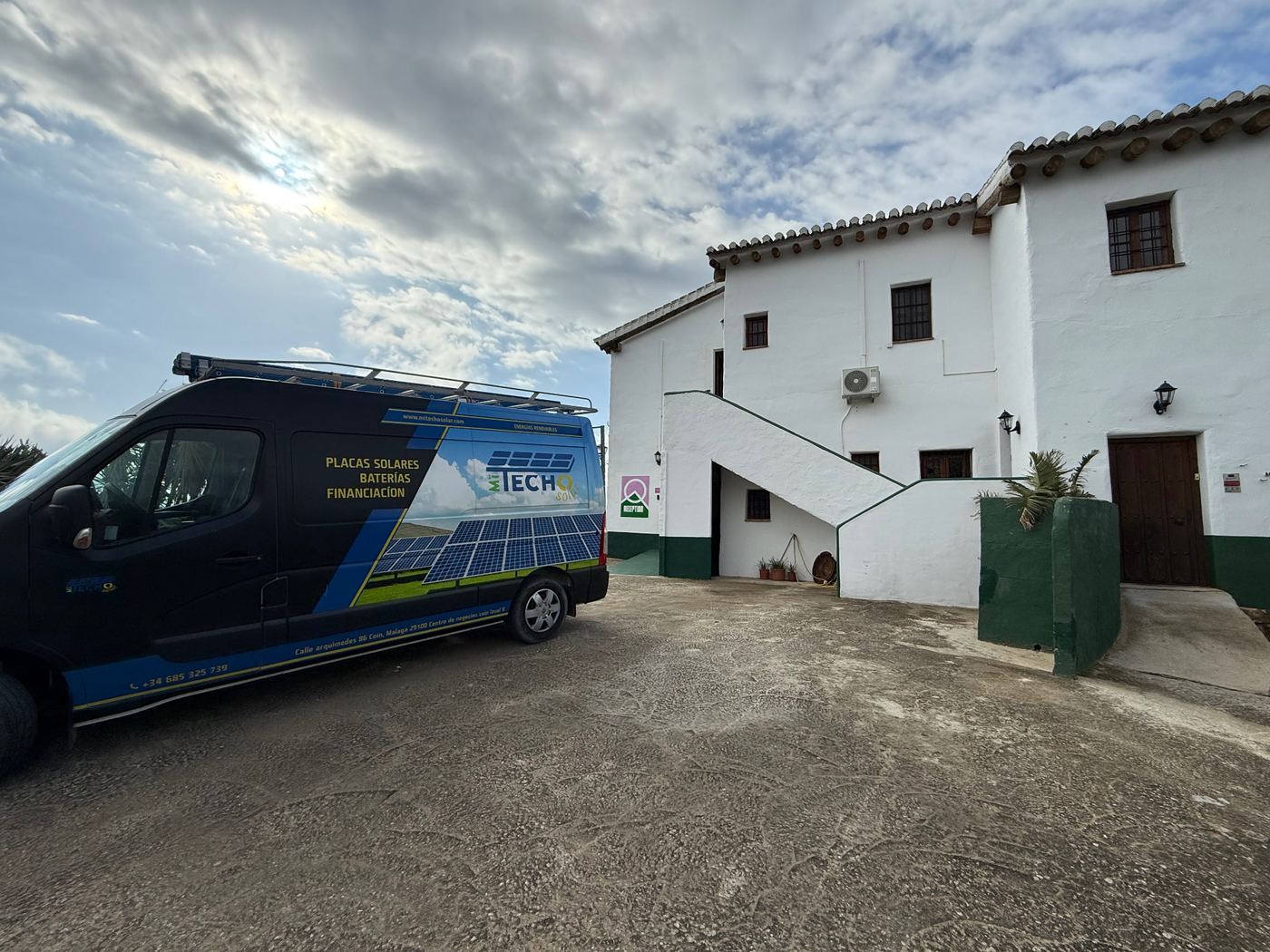 Mi Techo Solar installation van at Cantueso Cottages eco-resort reception