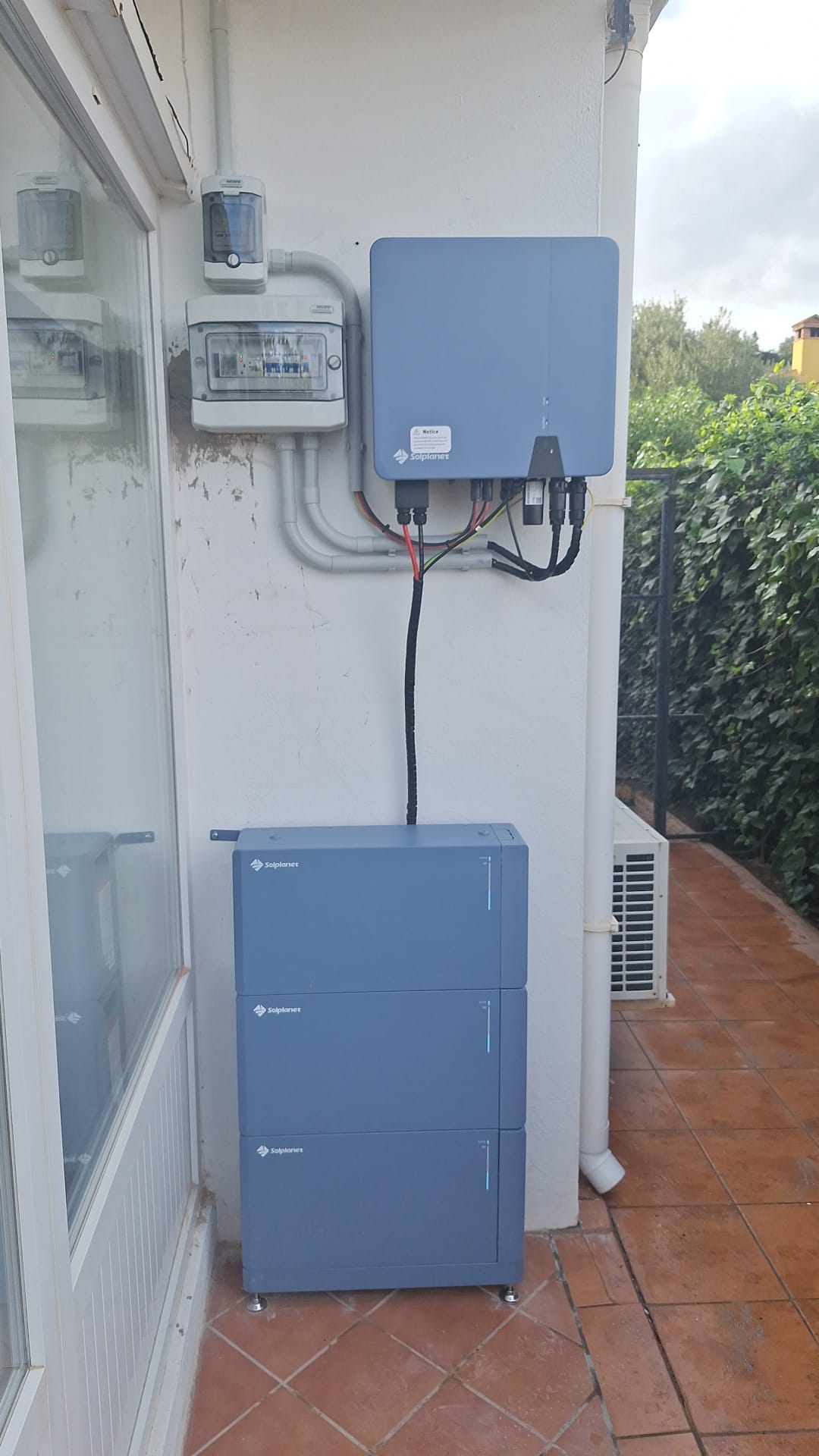 Inversor híbrido y batería de 10 kWh de una instalación solar en Marbella