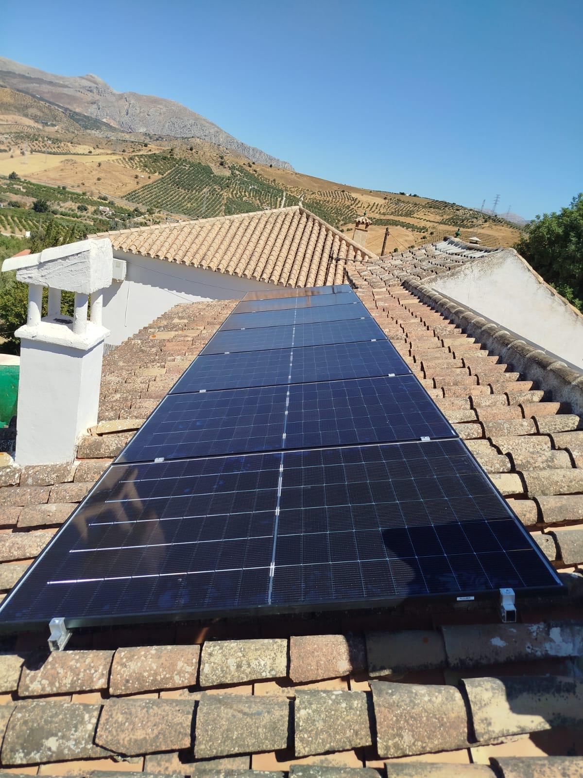 Instalación fotovoltaica en una vivienda del interior de Málaga