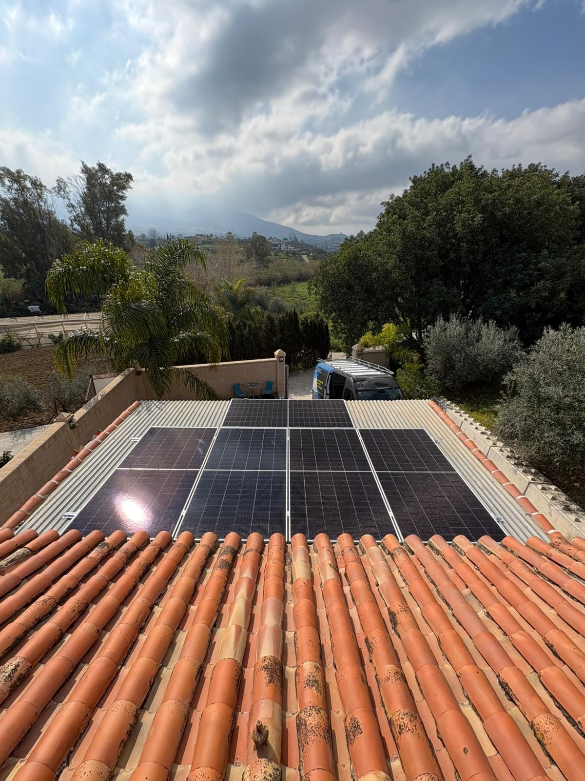 Placas solares instaladas en cubierta de teja en Marbella — sistema de 8,7 kWp