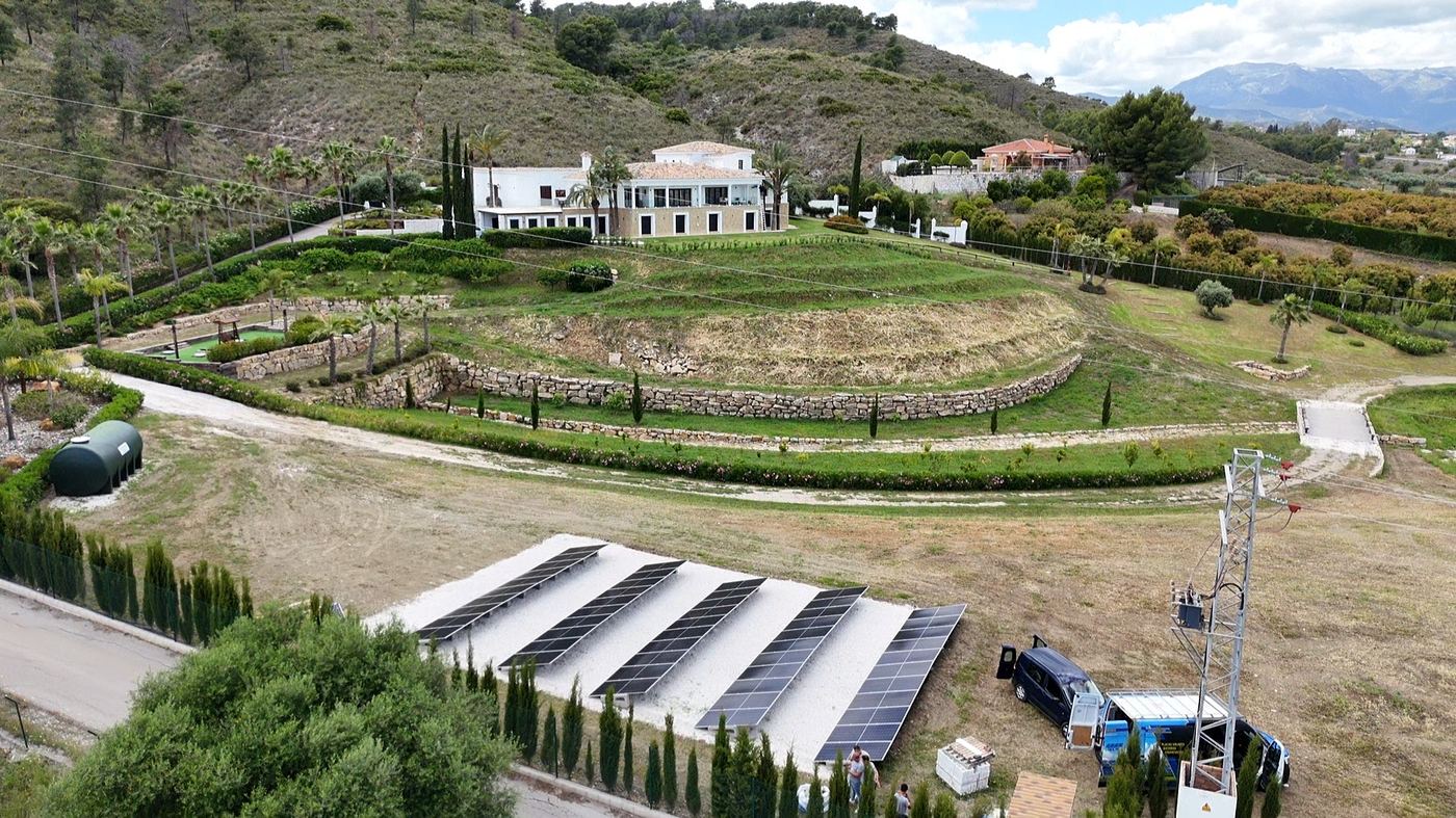 Miralmonte Coín villa with adjacent 31.7 kWp solar field and Mi Techo Solar installation team